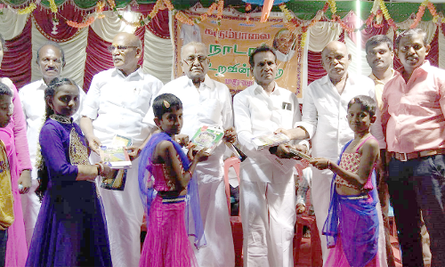 மாணவர்களுக்கு இலவச நோட்டு புத்தகம் வழங்கல்