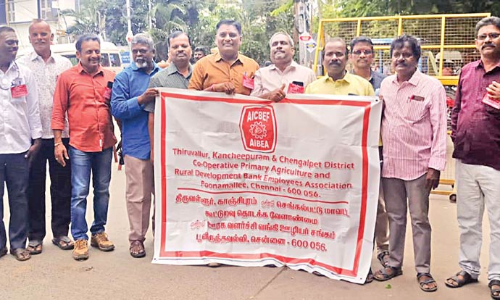 சென்னை வள்ளுவர் கோட்டத்தில் கூட்டுறவு சங்க பணியாளர்கள் தர்ணா போராட்டம்
