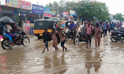 சின்னசேலத்தில் மழையால் குளமாக மாறிய சாலை