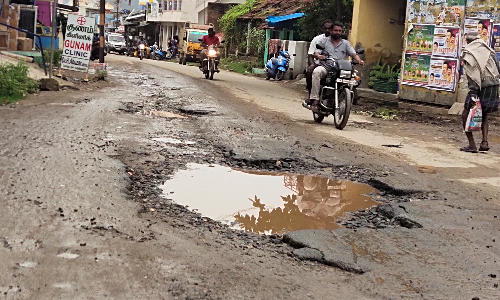 பாலக்கோடு பேரூராட்சியில்   குண்டும், குழியுமான சாலை -  சீரமைக்க பொதுமக்கள் கோரிக்கை