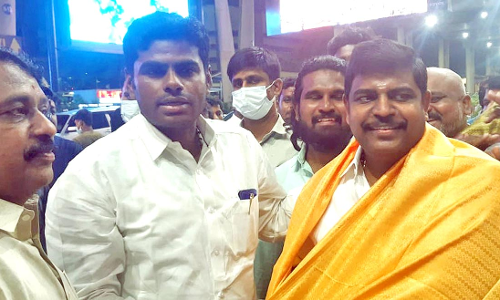 அ.தி.மு.க முன்னாள் மாவட்ட ஜெயலலிதா பேரவை செயலாளர் கே.ஆர்.எம்.ராதாகிருஷ்ணன் பா.ஜ.க.வில் இணைந்தார்