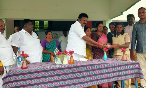 காட்டுப்புத்தூரில் தூய்மை மக்கள் இயக்கம் சார்பில் விழிப்புணர்வு போட்டிகள் - வெற்றி பெற்ற மாணவர்களுக்கு பரிசு