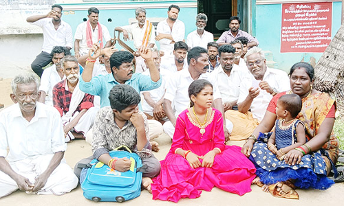 கடன் தள்ளுபடி செய்த நகையை வழங்காததை கண்டித்து தர்ணா