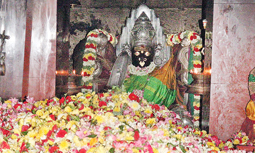 மாரியம்மன் கோவிலில் பூச்சொரிதல் விழா