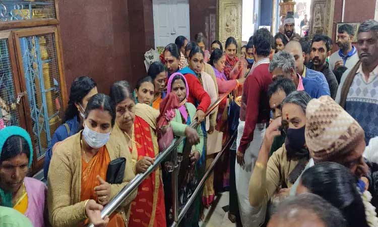 நீலகிரியில் கோவில்களில் அம்மனுக்கு சிறப்பு பூஜை நீலகிரியில் கோவில்களில் அம்மனுக்கு சிறப்பு பூஜை