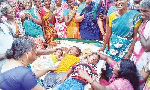 3 குழந்தைகளை இடுப்பில் கட்டிக்கொண்டு ஆற்றில் குதித்த தாய்: குழந்தைகள் இறந்த பரிதாபம்