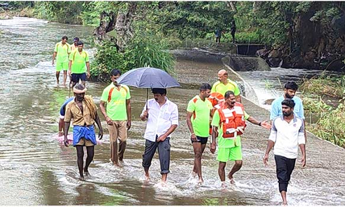 புல்லாவெளி நீர்வீழ்ச்சியில் தவறி விழுந்த வாலிபரை  ஆத்தூர் அணைப்பகுதியில் தேடும் பணி தீவிரம்