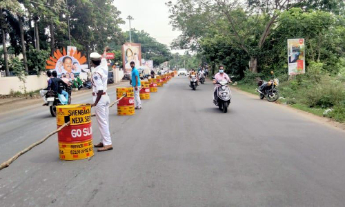 இரு வழி சாலையாக மாற்றிய போக்குவரத்து போலீசார்