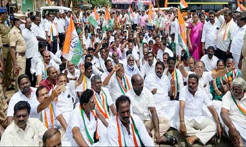 மறியலில் ஈடுபட்ட  காங்கிரசார் - தே.மு.தி.க.வினர் 600 பேர் மீது வழக்கு