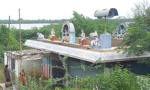 கொள்ளிடம் ஆற்றில் வெள்ளப்பெருக்கு கோவில்-வீடுகளை சூழ்ந்த தண்ணீர்
