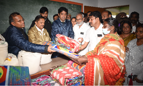 கூடலூரில் முகாமில் தங்கியுள்ள பொதுமக்களுக்கு நிவாரண உதவி-அமைச்சர் ராமச்சந்திரன் வழங்கினார்