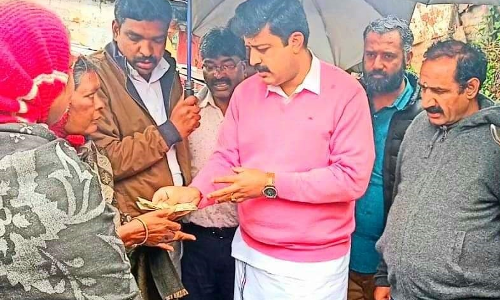 மழையால் வீடுகளை இழந்தவர்களுக்கு அ.தி.மு.க. சார்பில் நிதி உதவி