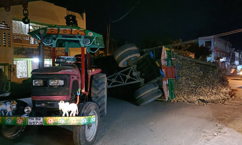 பண்ருட்டியில்  சாலை நடுவே கரும்பு டிராக்டர் கவிழ்ந்து விபத்து