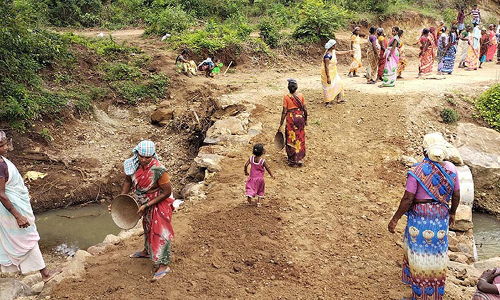 வெள்ளத்தில் அடித்துச் செல்லப்பட்ட பாலம் கல்வராயன்மலையில்  3 கிராமங்களுக்கு போக்குவரத்து துண்டிப்பு