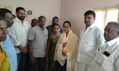 தங்கப்பதக்கம் பெற்ற மாணவிக்கு பாராட்டு