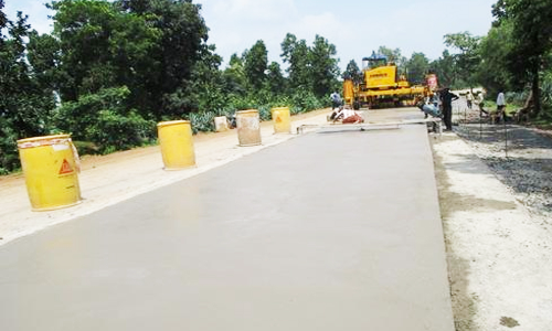 சிமெண்டு சாலை அமைக்கும் பணியை அதிகாரி நேரில் ஆய்வு