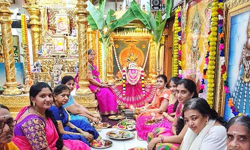 பாலா பீடத்தில் வரலட்சுமி வழிபாடு