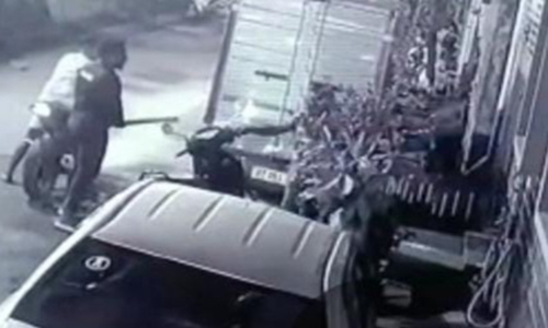 கஞ்சா போதையில் இரும்புதடியுடன் பொதுமக்களை மிரட்டும் நபர்கள்