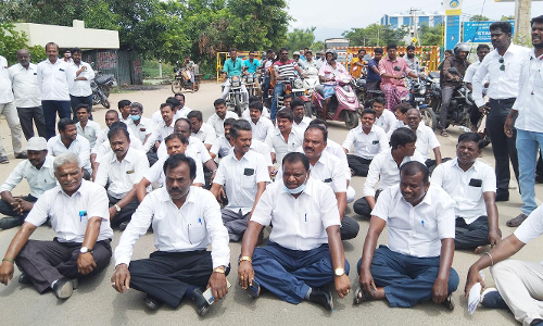 போலீசாரை கண்டித்து வக்கீல்கள் தர்ணா போராட்டம்