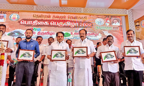 லேசர் ஒளிகளால் ஜொலித்த அருவிகள்: குற்றாலம் சாரல் திருவிழா கோலாகலமாக தொடங்கியது  அமைச்சர்கள்-நடிகர், நடிகைகள் பங்கேற்றனர்