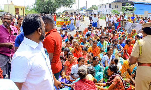 கொலை செய்யப்பட்ட வாலிபரின் மனைவிக்கு அரசு வேலை, ரூ.50 லட்சம் இழப்பீடு வழங்க வேண்டும்- உறவினர்கள் கோரிக்கை