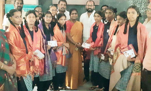 மாணவிகளுக்கு நகராட்சி தலைவர் பாராட்டு