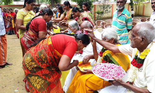 வரலட்சுமி விரதத்தை முன்னிட்டு  வயதான தம்பதிகளிடம் ஆசி பெற்ற சுமங்கலி பெண்கள்