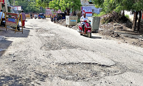 சேதமடைந்த சாலைகளில் வாகன ஓட்டிகள் கடும் அவதி