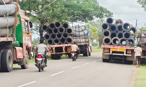லாரியில் வந்த ராட்சத குழாய்களால் பரபரப்பு