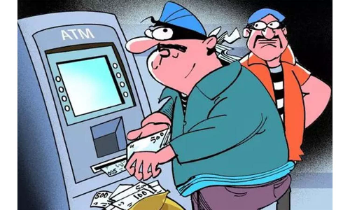 நுாதன முறையில் பெண்ணிடம் ஏ.டி.எம் கார்டை திருடி ரூ.96 ஆயிரம் பறித்த வாலிபர்கள்