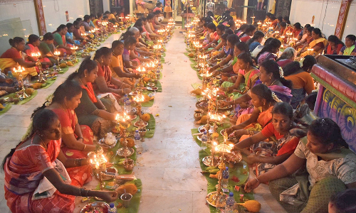 திருச்சி மாரியம்மன் கோவிலில் குத்துவிளக்கு பூஜை