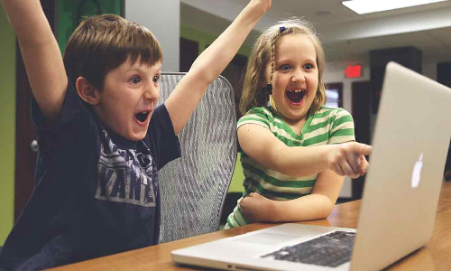 மகிழ்ச்சி இருந்தால் போதும்...