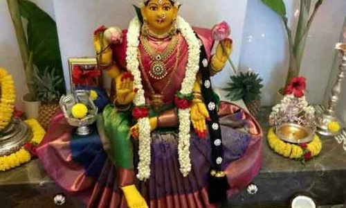 வரலட்சுமி விரத பூஜையையொட்டி பெண்கள் சிறப்பு வழிபாடு