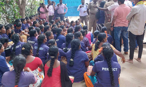 ஒப்பந்த பெண் தொழிலாளருக்கு பி.எஃப் வழங்கப்படாததை கண்டித்து பெண் தொழிலாளர்கள் ஆர்ப்பாட்டம்