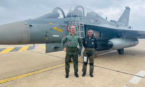 உள்நாட்டிலேயே தயாரிக்கப்பட்ட போர் விமானம்- விமானப்படை தலைமைத் தளபதி இயக்கி வைத்தார்