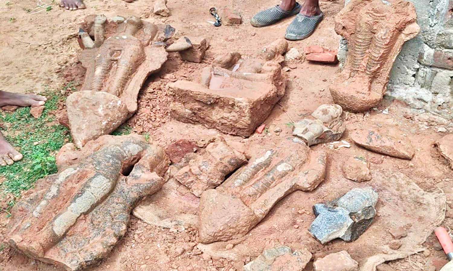 கழிவறை கட்ட தோண்டிய குழியில் கற்சிலைகள் கண்டெடுப்பு