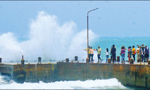 தனுஷ்கோடியில் ஆபத்தை உணராமல் செல்பி எடுக்கும் சுற்றுலா பயணிகள்