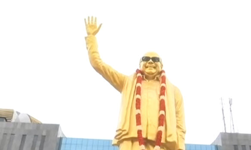 கருணாநிதி சிலைக்கு முதல்வர் ஸ்டாலின் மலர்தூவி மரியாதை