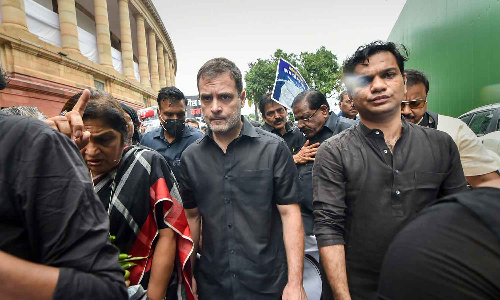 டெல்லியில் போராட்டம் நடத்திய காங்கிரஸ் தலைவர்கள் மீது 2 பிரிவுகளில் வழக்குப்பதிவு