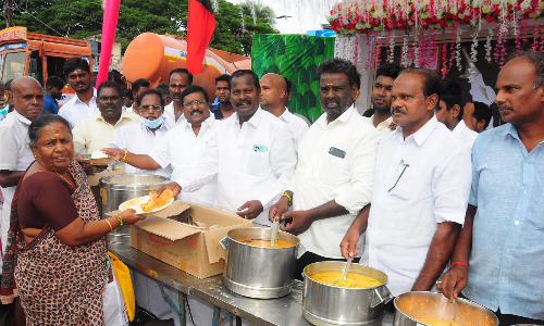 கருணாநிதி நினைவு நாளையொட்டி அன்னதானம்