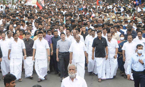 கருணாநிதி 4-ம் ஆண்டு நினைவுநாள்: மு.க.ஸ்டாலின் தலைமையில் தி.மு.க.வினர் அமைதிப்பேரணி