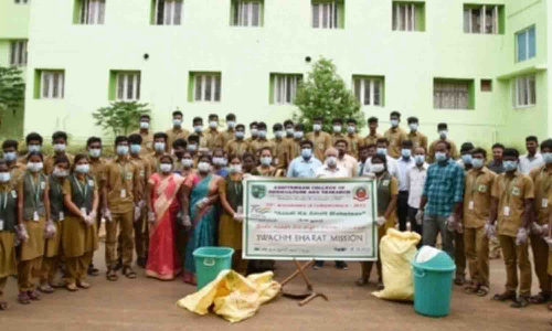 அத்திமுகம் அதியமான் வேளாண்மை கல்லூரியில்  குப்பைகள் அகற்றும் பணி