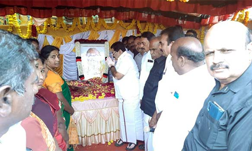 ஒட்டன்சத்திரத்தில் கருணாநிதியின் படத்துக்கு மலர் தூவி அஞ்சலி