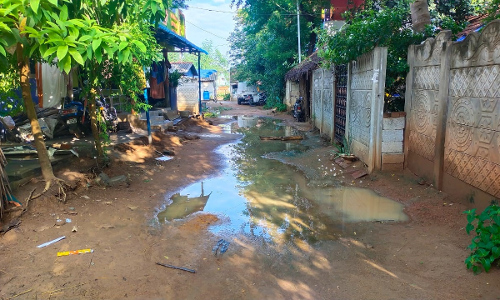 குண்டும், குழியுமான சாலையை சீரமைக்க பொதுமக்கள் கோரிக்கை