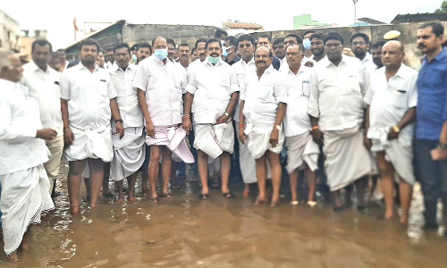 வெள்ளம் பாதித்த பகுதிகளை  எடப்பாடி பழனிசாமி பார்வையிட்டார்