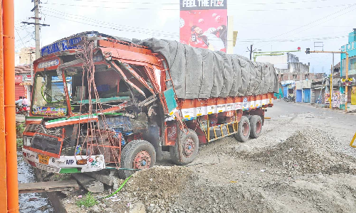 கோட்டாரில் சரக்கு லாரிகள் மோதல்