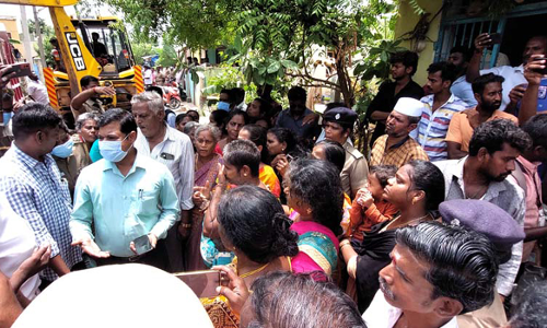 விருத்தாசலத்தில் அதிரடி: நீர்நிைலகளில் ஆக்கிரமிக்கப்பட்ட வீடு-கடைகள் அகற்றம்