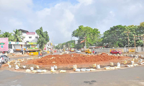 நாகர். கலெக்டர் அலுவலகம் முன்பு புதிய ரவுண்டானா அமைக்கும் பணிகள் தொடங்கியது