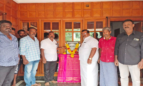 முன்னாள் முதலமைச்சர் கருணாநிதி உருவப்படத்திற்கு மரியாதை