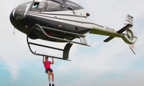 ஹெலிகாப்டரில் தொங்கியபடி அதிகமுறை புல்-அப்ஸ் எடுத்து கின்னஸ் சாதனை- நெதர்லாந்து வாலிபர்கள் அசத்தல்